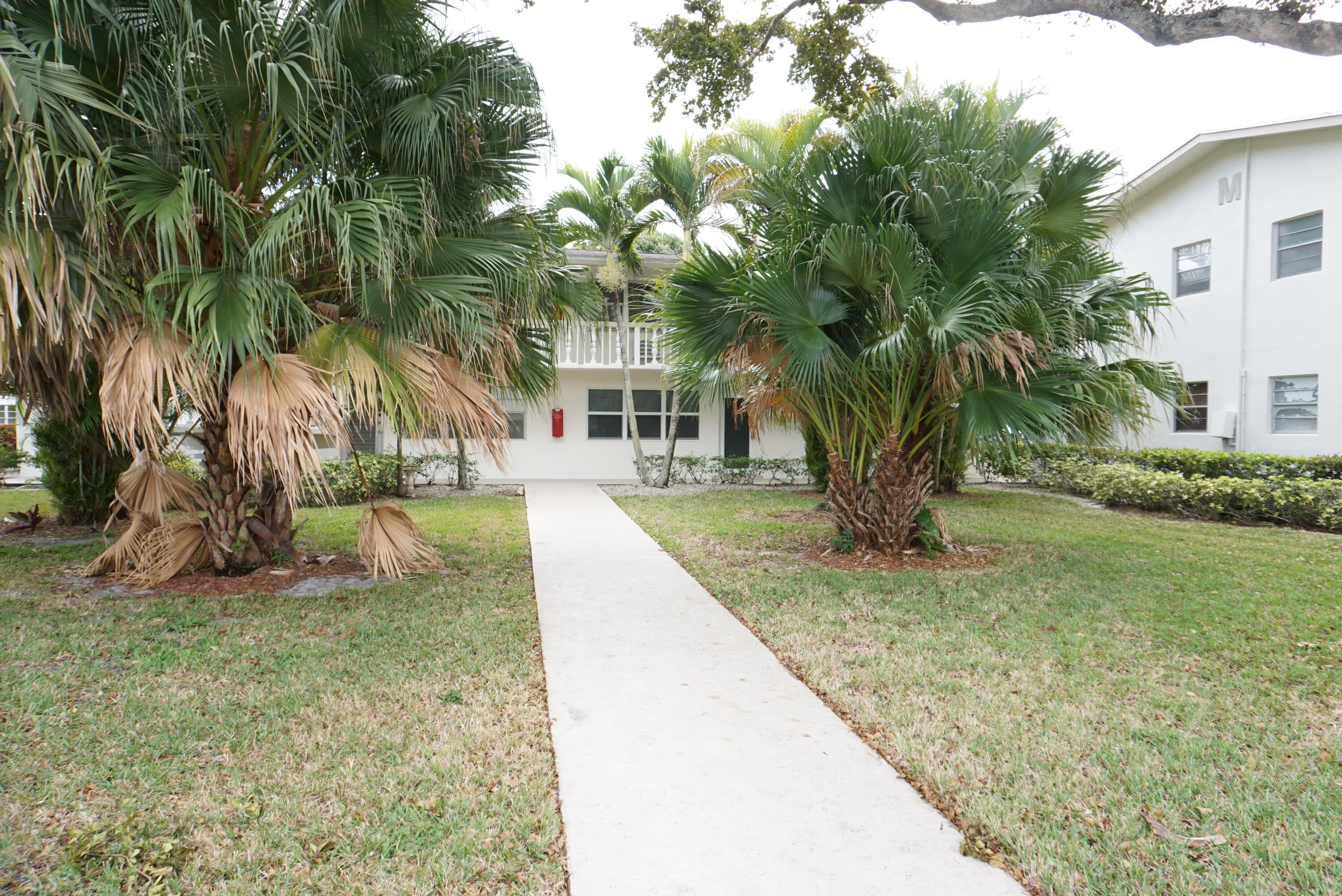 CENTURY VILLAGE- *1BD 1.5BA  END UNIT W/CENTRAL AC - Residential Lease