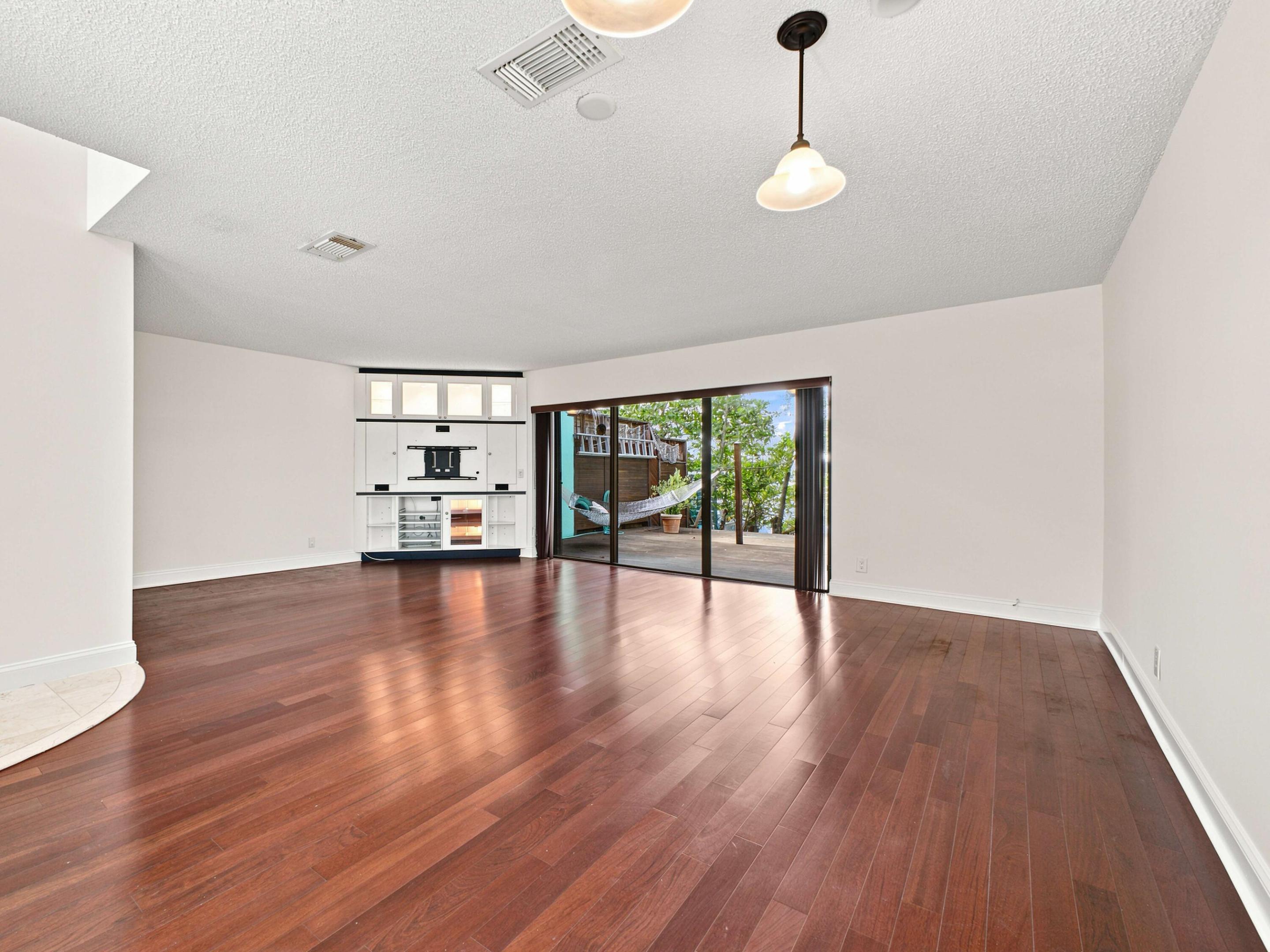 MARINERS WAY - Residential