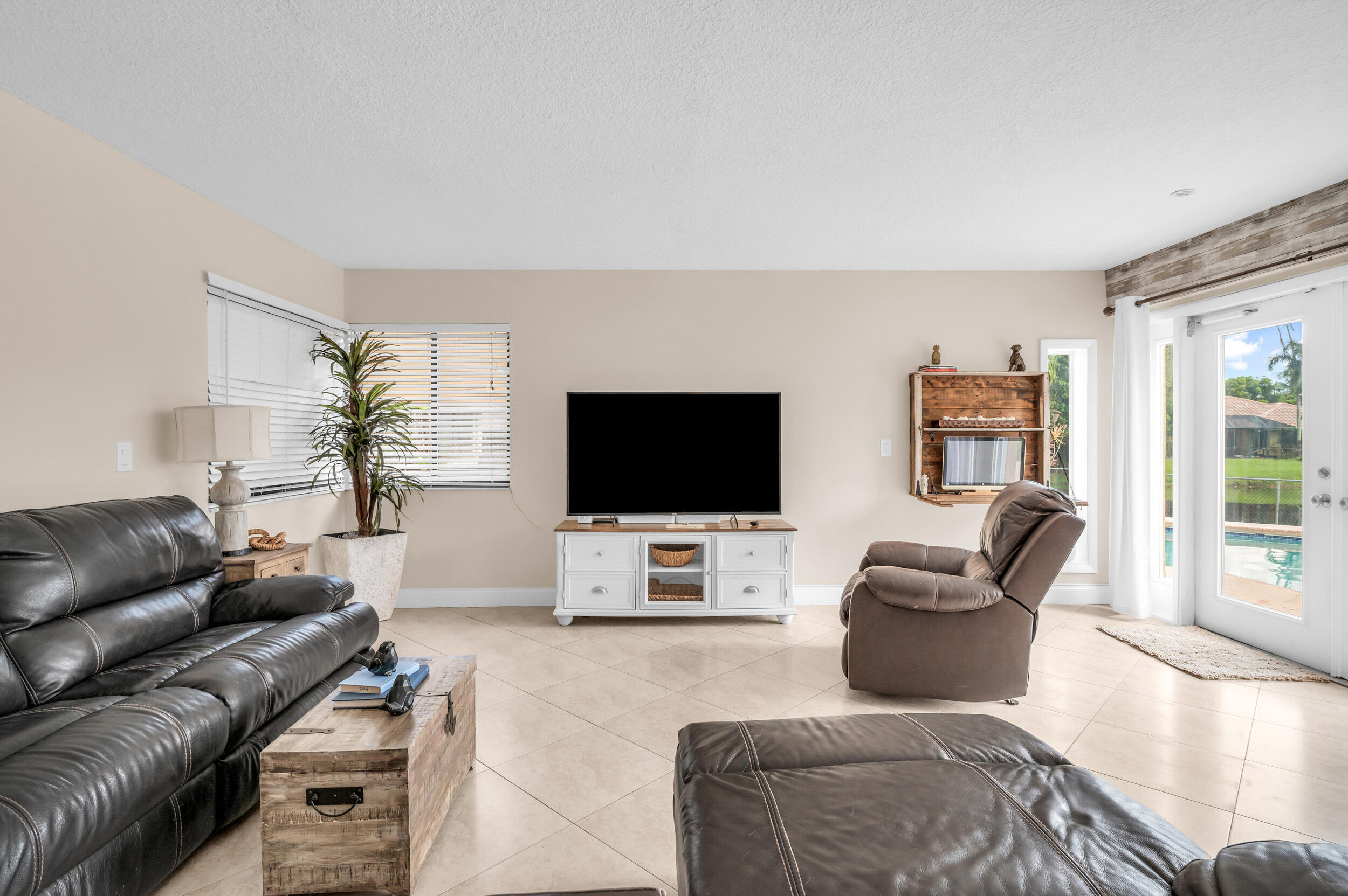 COUNTRY ADDRESS - Residential