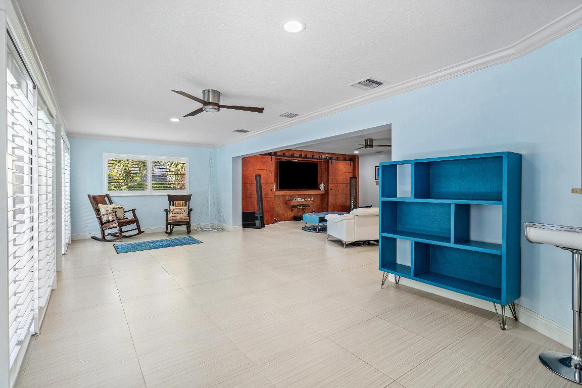 YACHT CLUB - Residential Lease