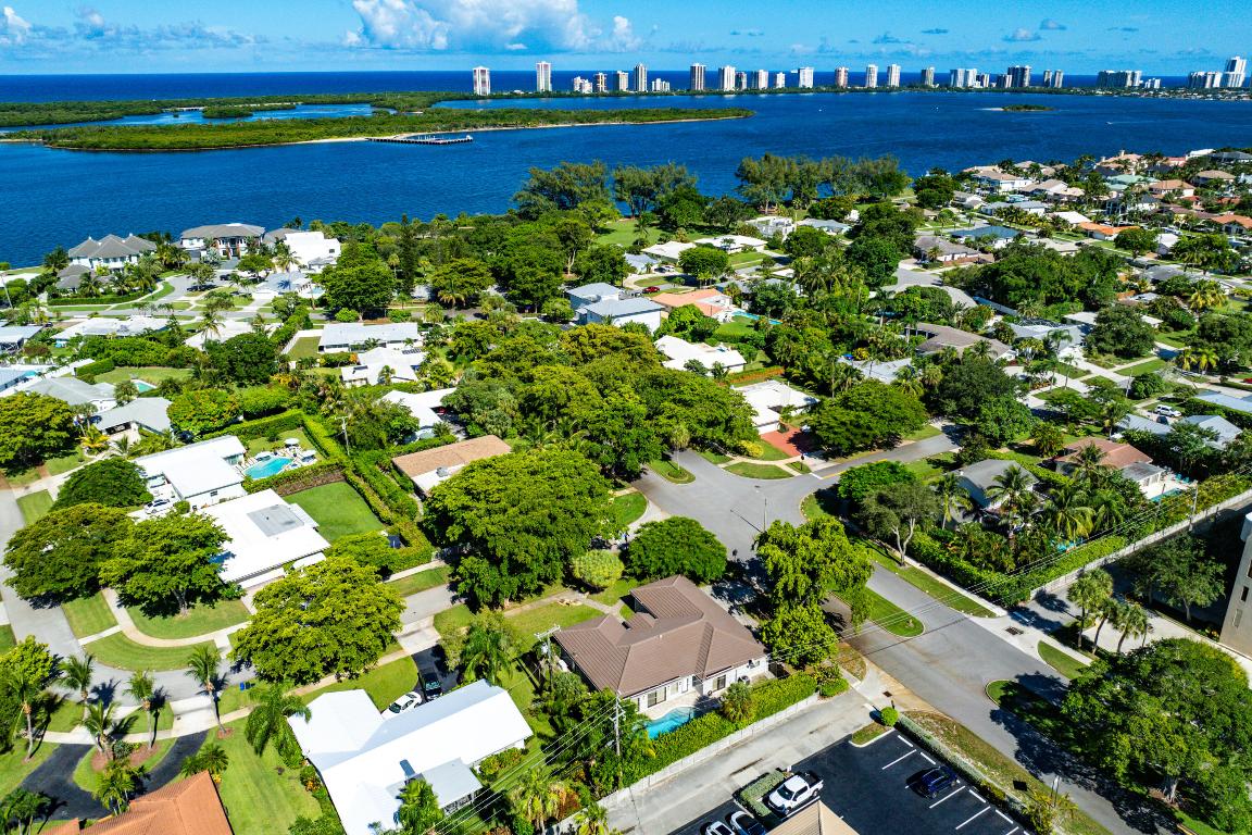 YACHT CLUB - Residential Lease
