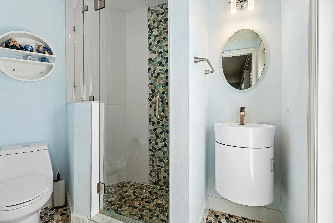 YACHT CLUB - Residential Lease