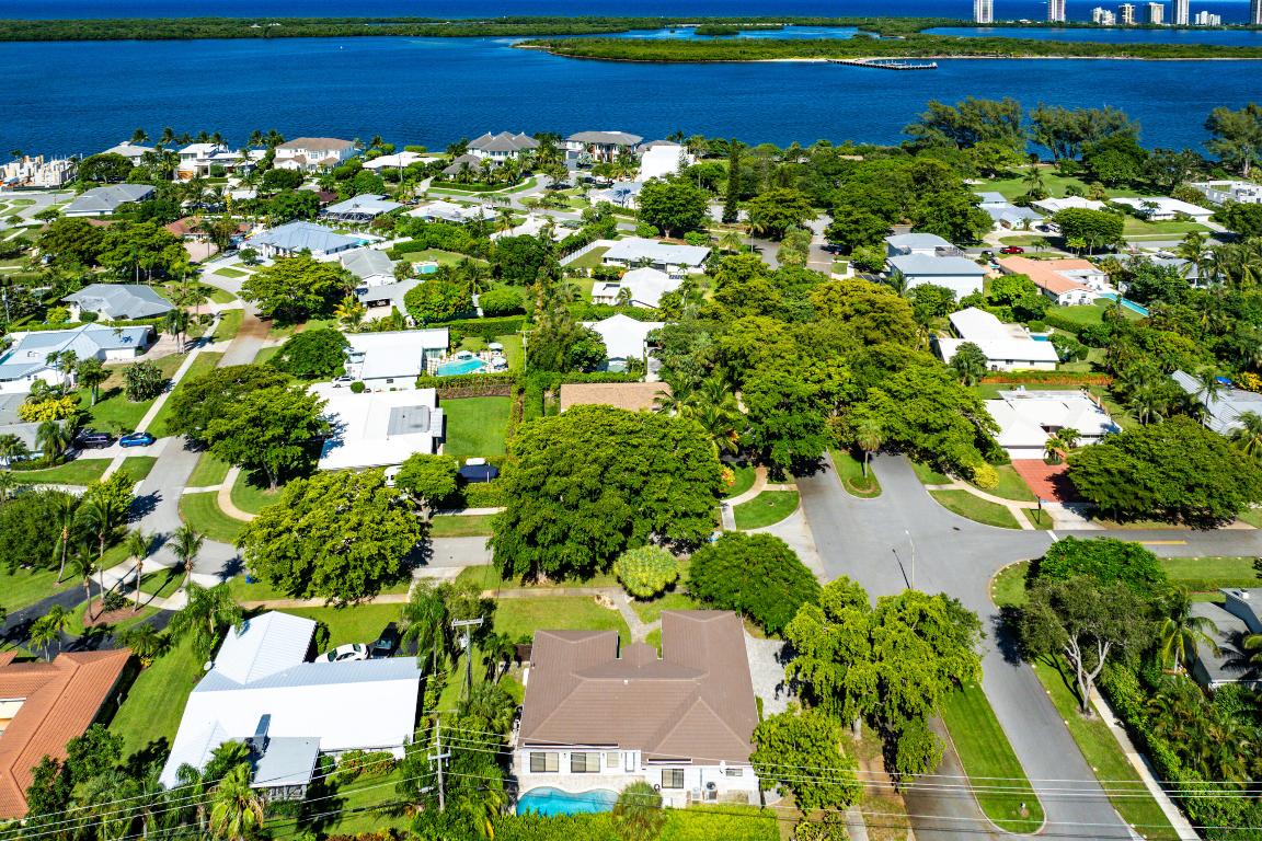 YACHT CLUB - Residential Lease