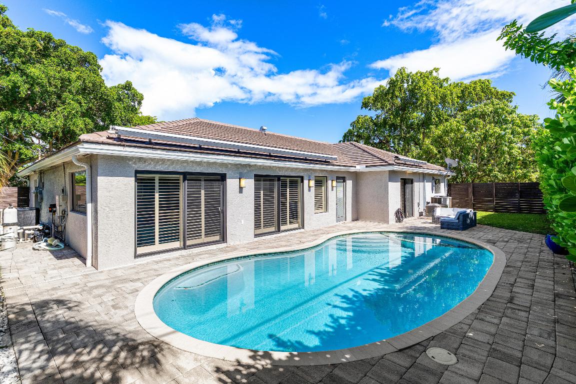 YACHT CLUB - Residential Lease