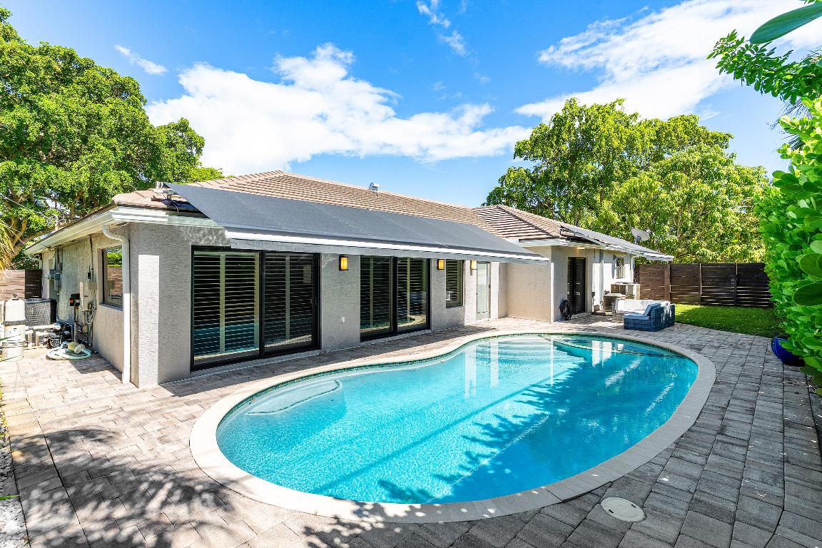 YACHT CLUB - Residential Lease
