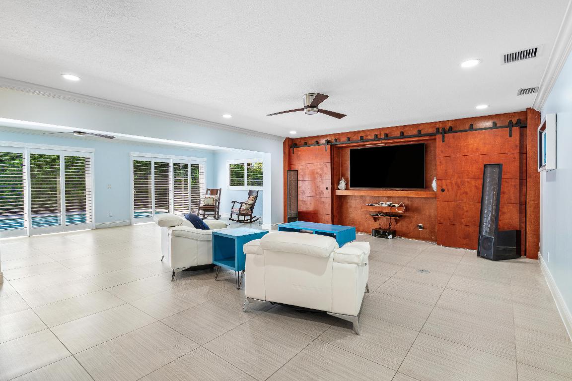 YACHT CLUB - Residential Lease