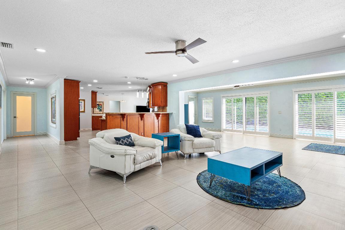 YACHT CLUB - Residential Lease