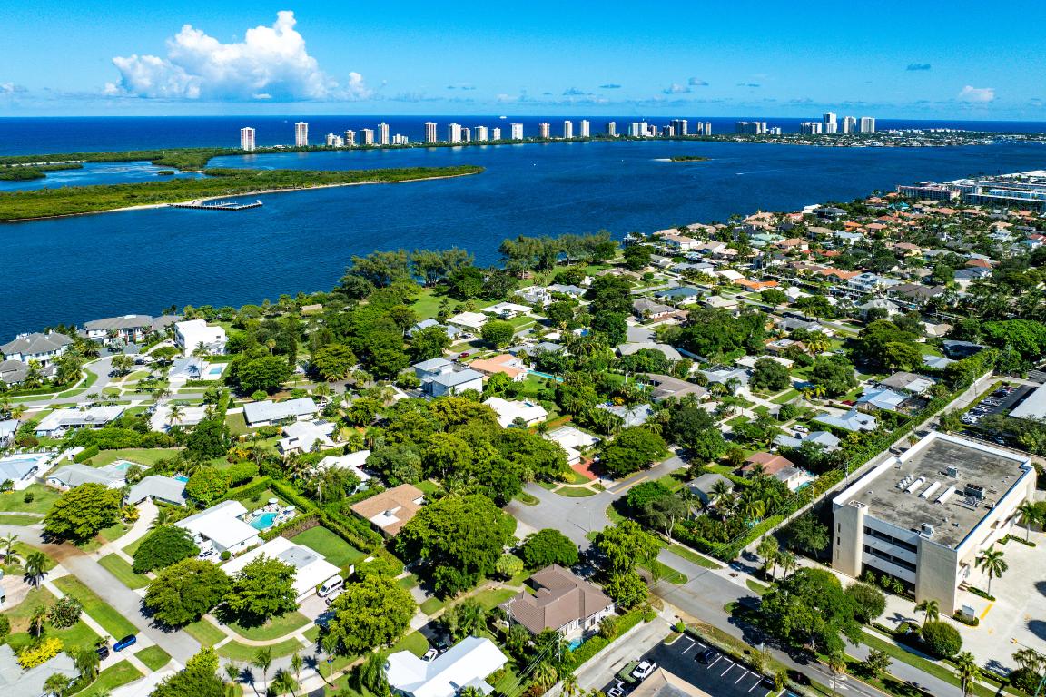 YACHT CLUB - Residential Lease