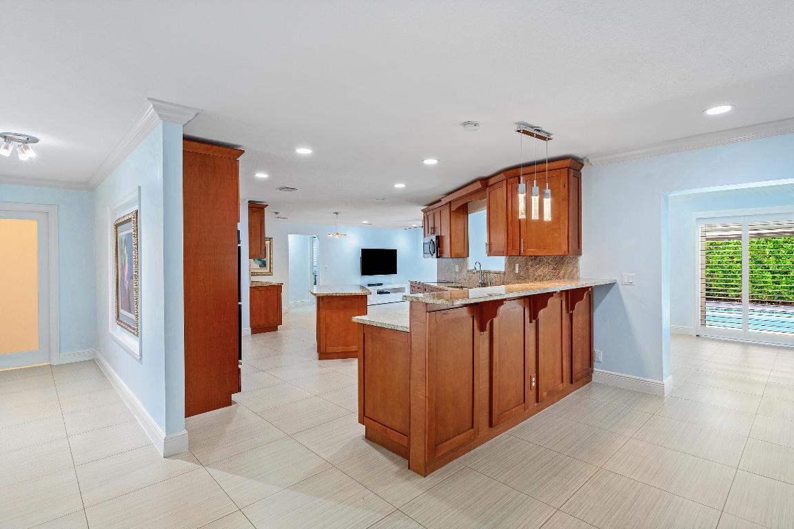 YACHT CLUB - Residential Lease