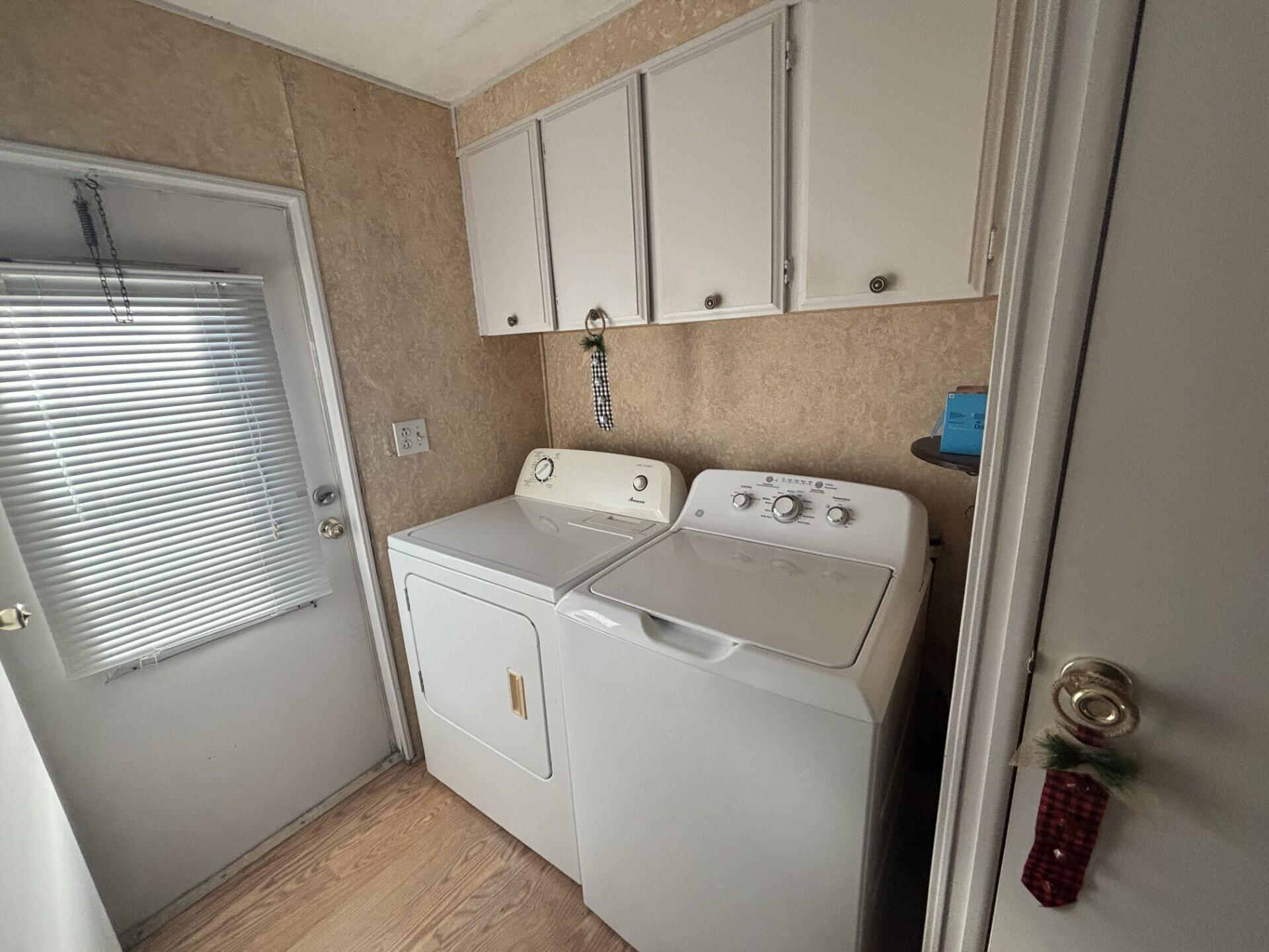 COUNTRY KNOLLS - Residential