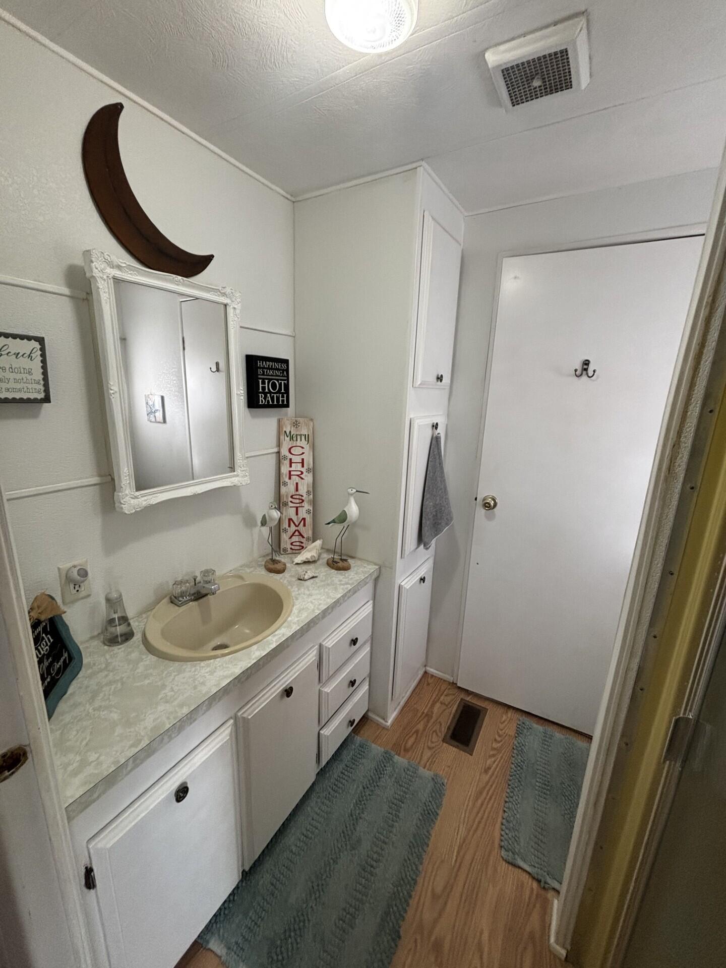 COUNTRY KNOLLS - Residential