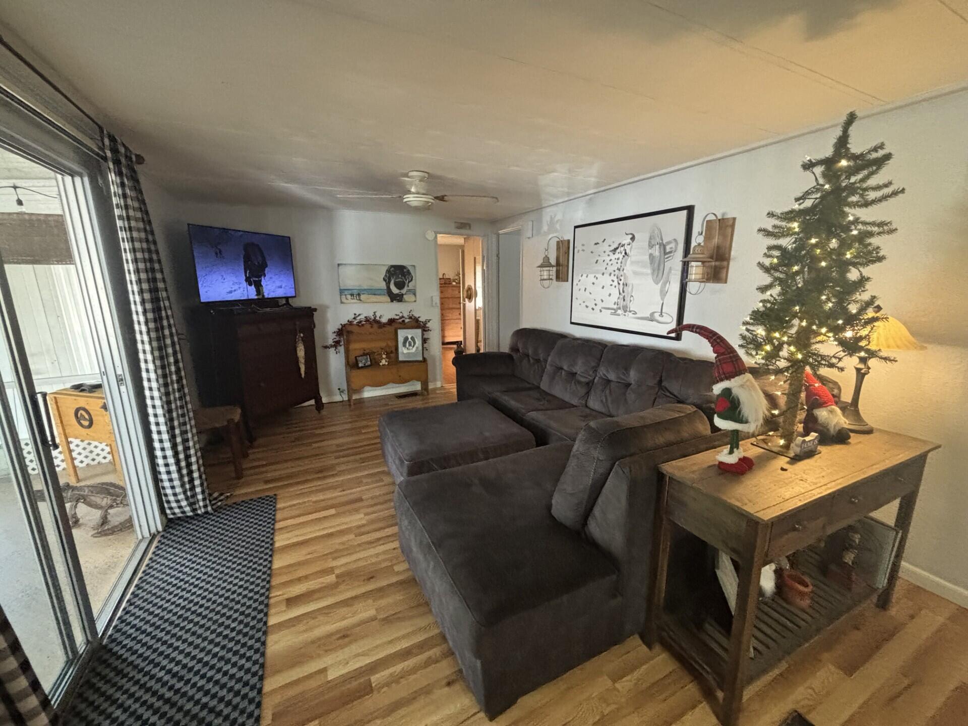 COUNTRY KNOLLS - Residential