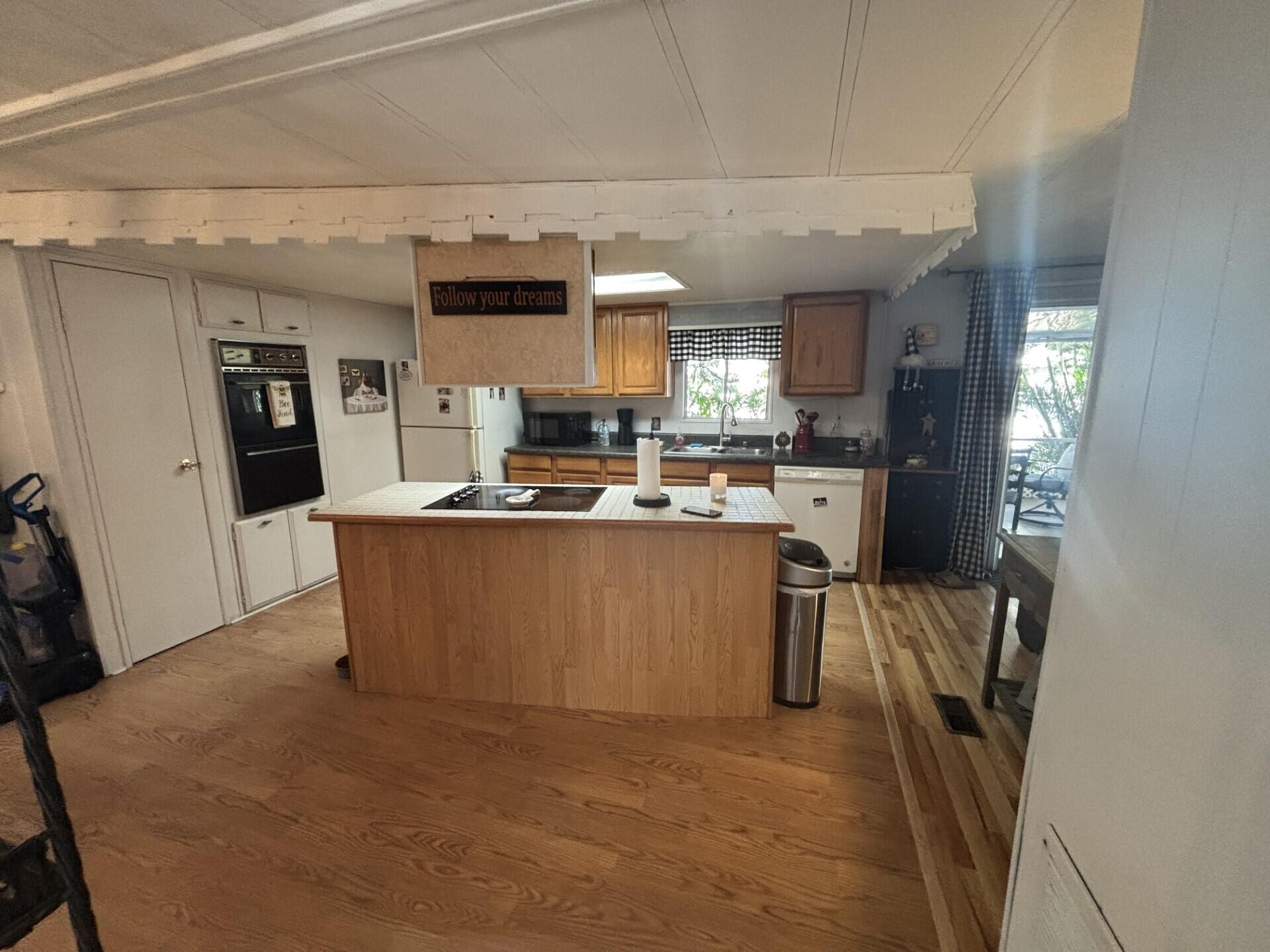 COUNTRY KNOLLS - Residential
