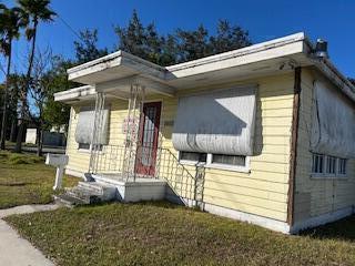Commercial Zoning (Office, Medical. etc.)
GREAT OPPORTUNITY on HEAVILY TRAFFIC location just past the WINN DIXIE PLAZA on US 1 and Midway Road!! The building can be remodeled or torn down by the buyer! Roof is approx. 5 years old, AC is approx. 3 years old.
Seize this chance to own your own business/building with extremely busy road frontage. 3 rooms and 1 bath, featuring a carport and storage. Don't miss out on this one!! Seller is licensed real estate broker.