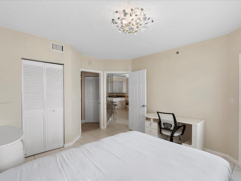 LES PELICANS CONDO - Residential