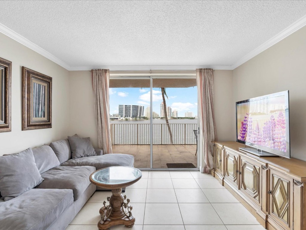 LES PELICANS CONDO - Residential