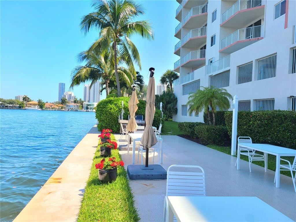 LES PELICANS CONDO - Residential