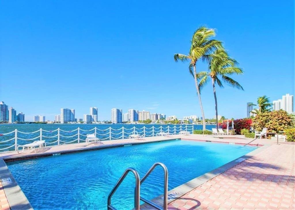 LES PELICANS CONDO - Residential
