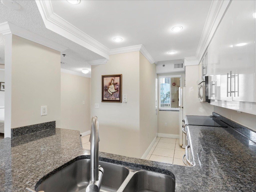 LES PELICANS CONDO - Residential