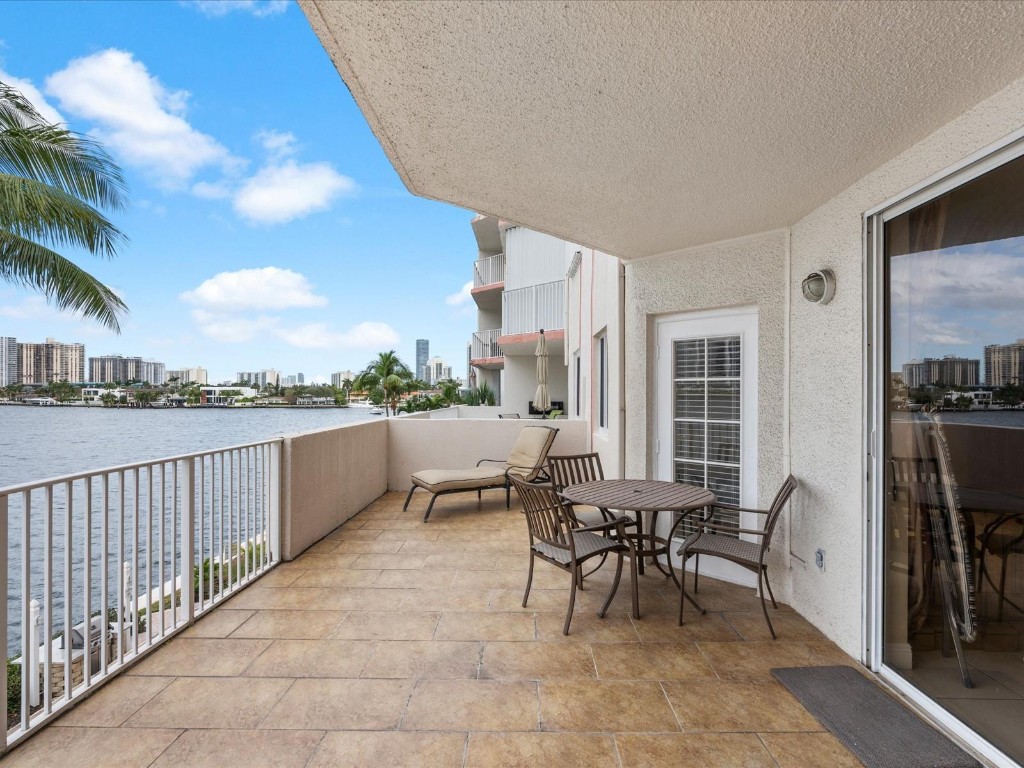 LES PELICANS CONDO - Residential