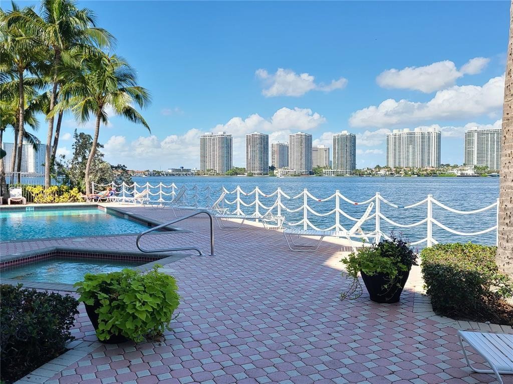 LES PELICANS CONDO - Residential