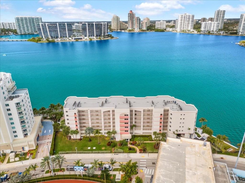 LES PELICANS CONDO - Residential