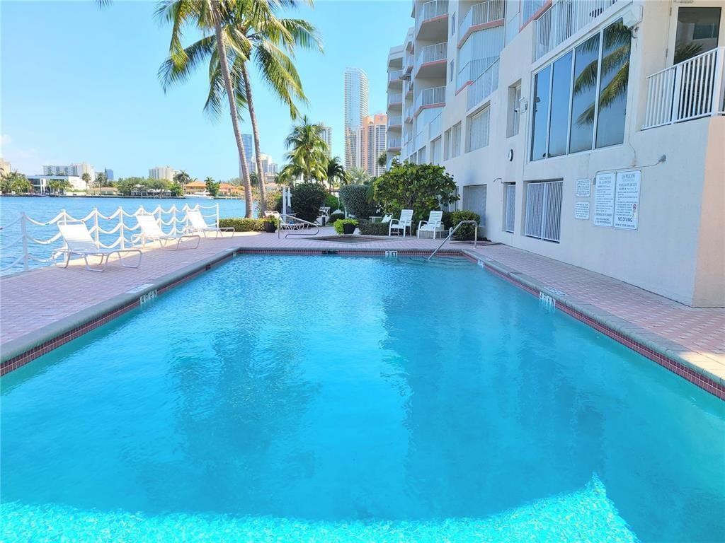 LES PELICANS CONDO - Residential