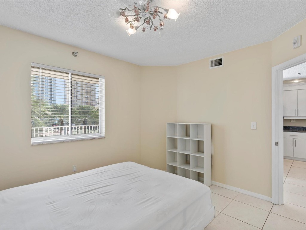 LES PELICANS CONDO - Residential