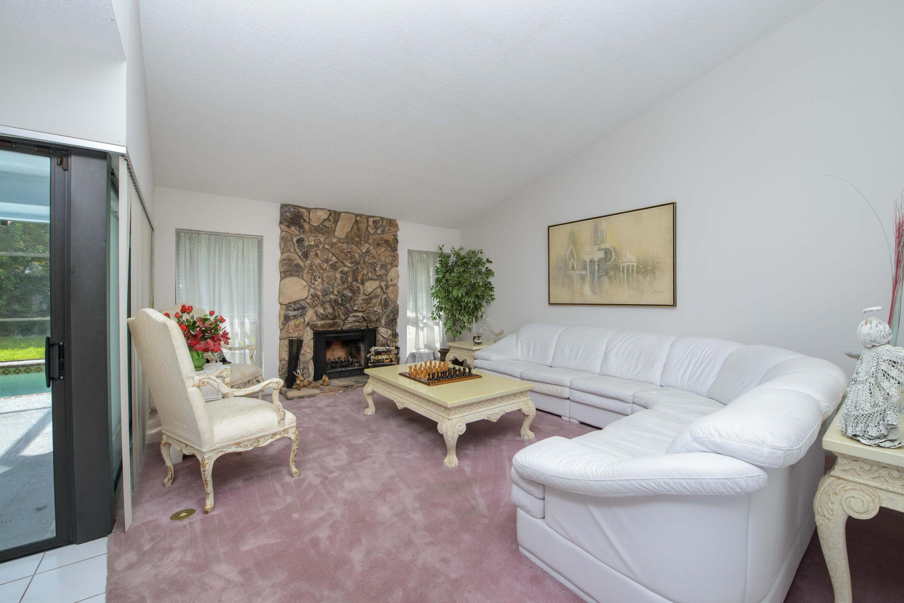 PINEWOOD EAST 2 OF WELLINGTON - Residential