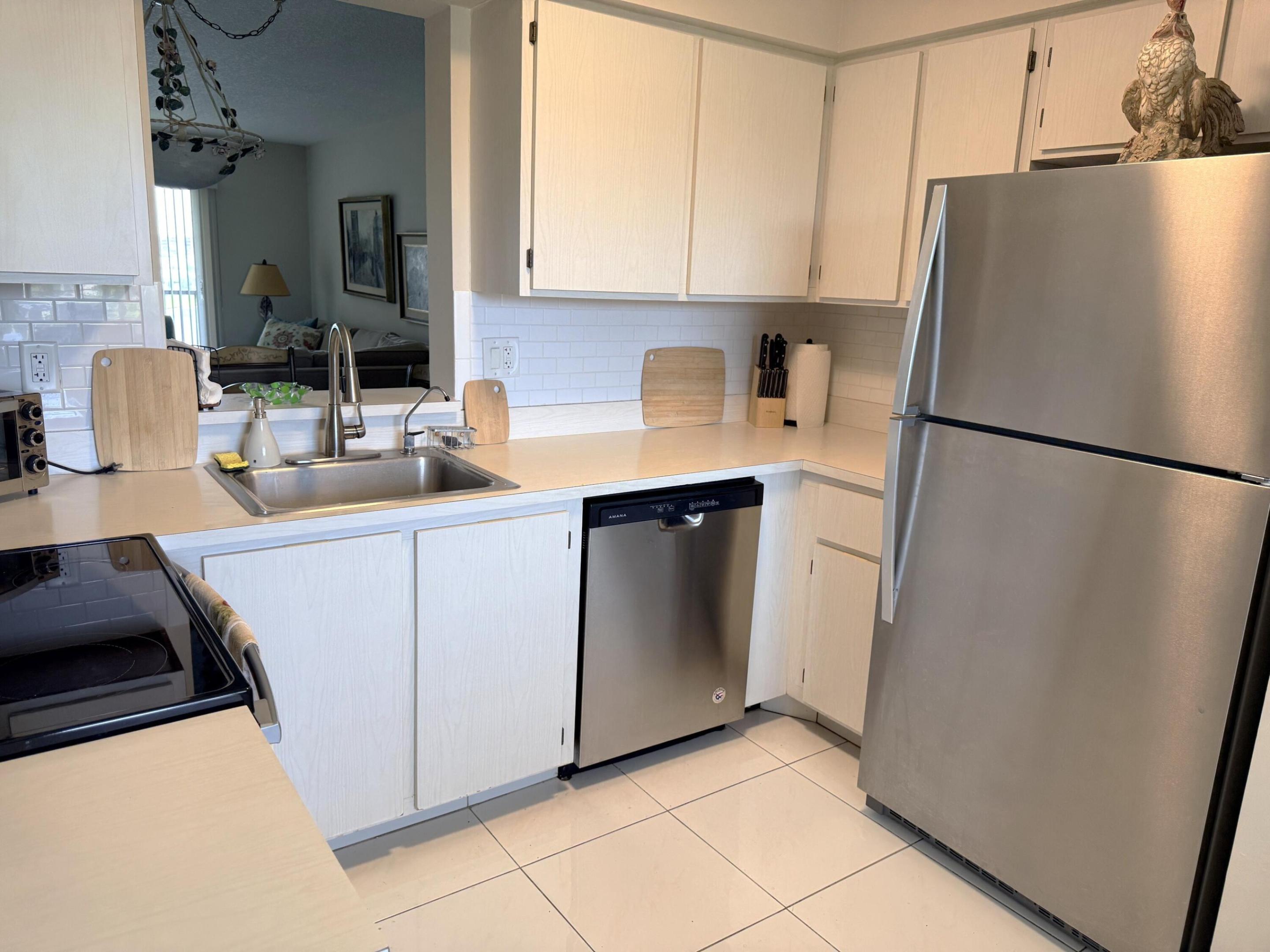 HUNTINGTON LAKES SEC THREE CONDOS - Residential Lease