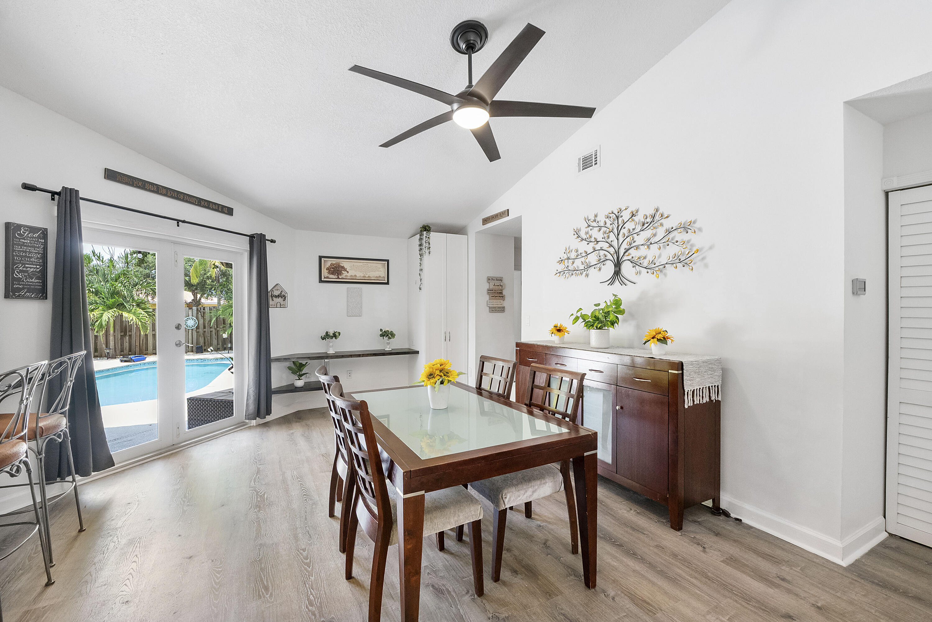 HAWKES BLUFF - Residential