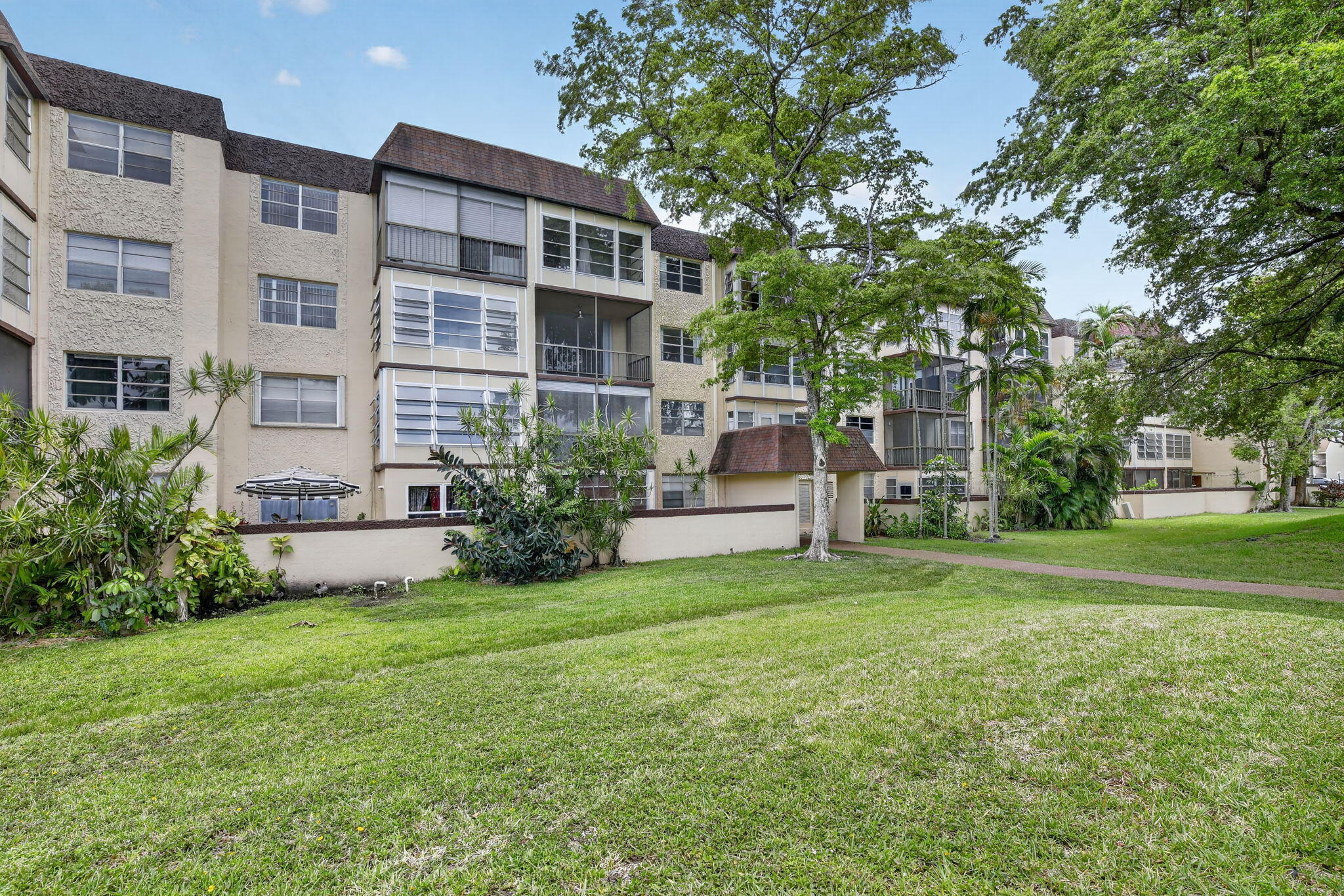 OMEGA CONDO NO 4 - Residential
