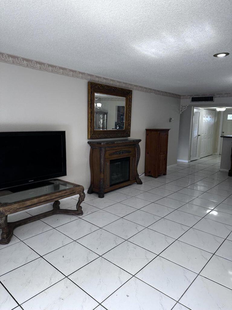 INVERRARY COUNTRY CLUB - Residential Lease