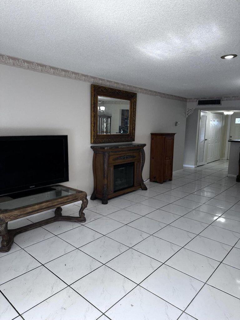 INVERRARY COUNTRY CLUB - Residential Lease