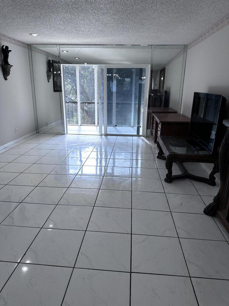 INVERRARY COUNTRY CLUB - Residential Lease