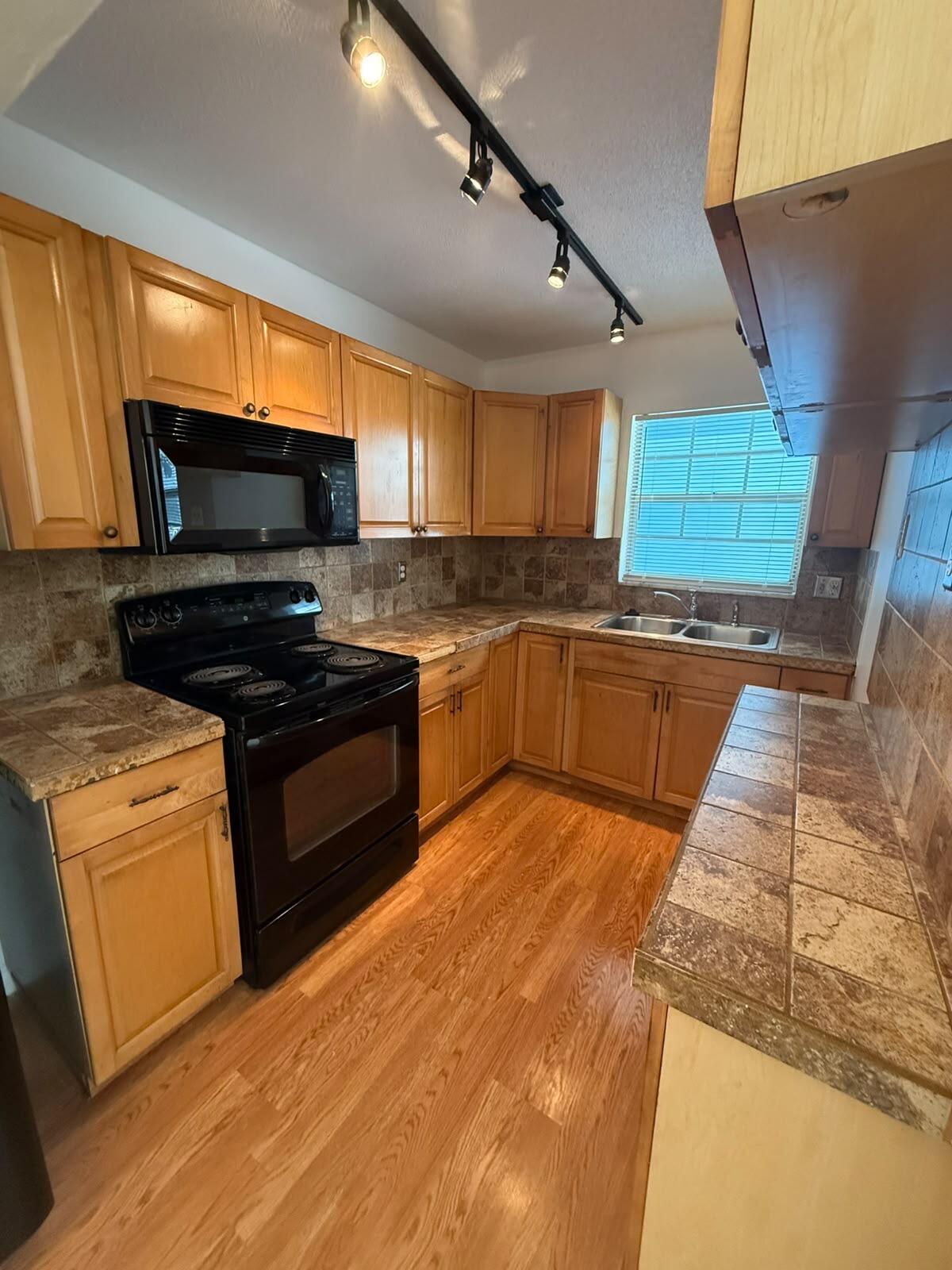 KENTWOOD OF WEDGEWOOD CONDO - Residential