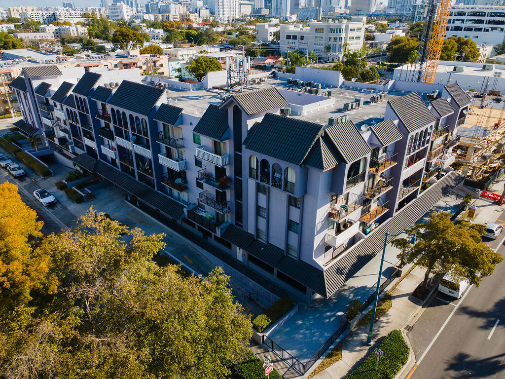 🌆🔥 YOUR MIAMI LIFESTYLE STARTS HERE 🔥🌆  Imagine living just minutes from the heart of the city where everything happens! This cozy Condo offers the perfect mix of location, convenience, and vibrant urban living at an affordable price.  ✨ WHY YOU'LL LOVE IT: 🏙️ Minutes from Miami's top entertainment & financial district 🍹 Surrounded by amazing restaurants, cafés & nightlife ☕ Walk to great coffee shops & local favorites 🚆 Easy access to public transportation 🛣️ Close to major highways for quick commuting  🏡 HOME FEATURES: ✅ 40-Year Certification Completed 🧺 Washer & Dryer Inside Unit 🚗 1 Assigned Garage Parking Space 📍 Prime central location with hig