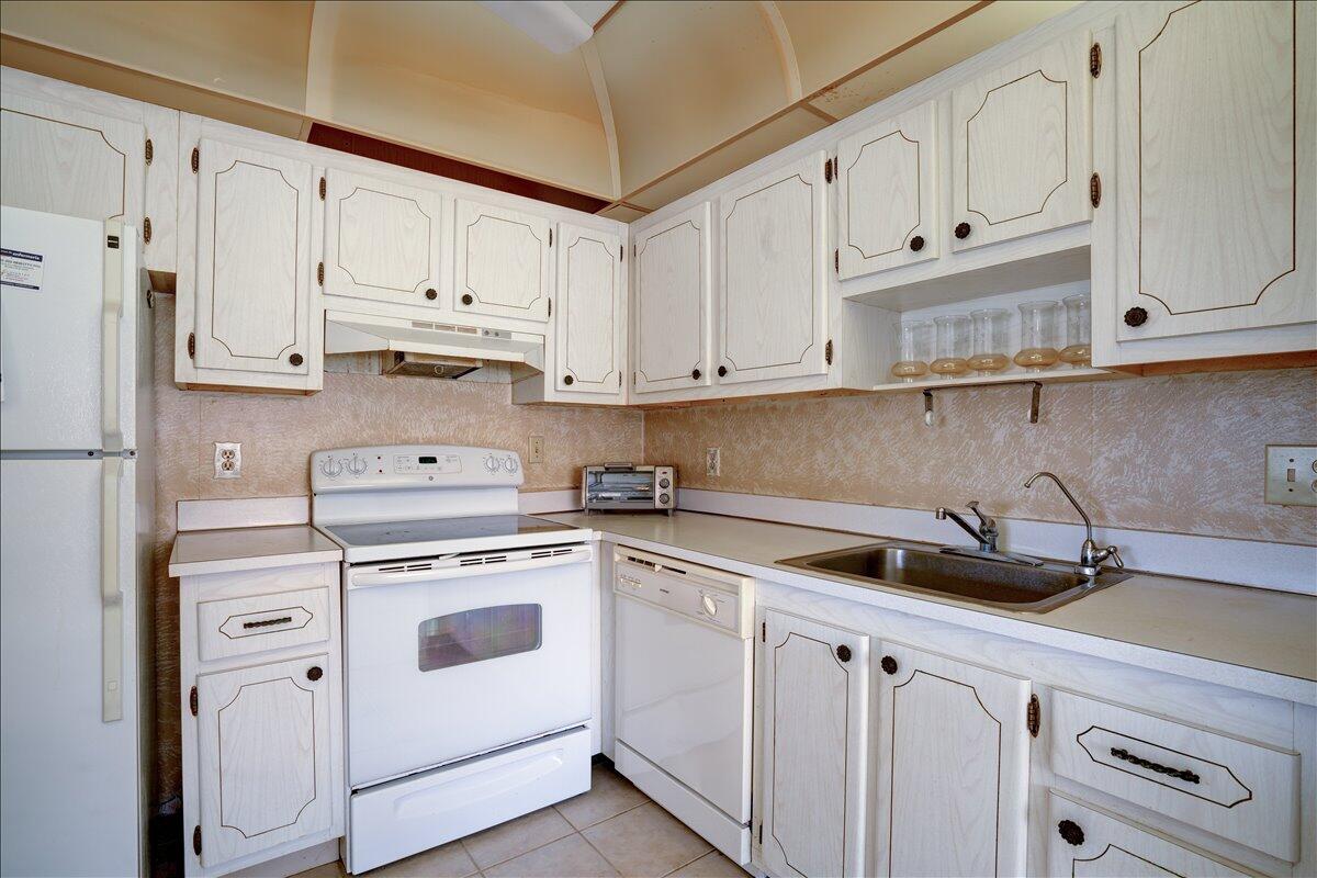 KINGS POINT SAXONY CONDOS - Residential