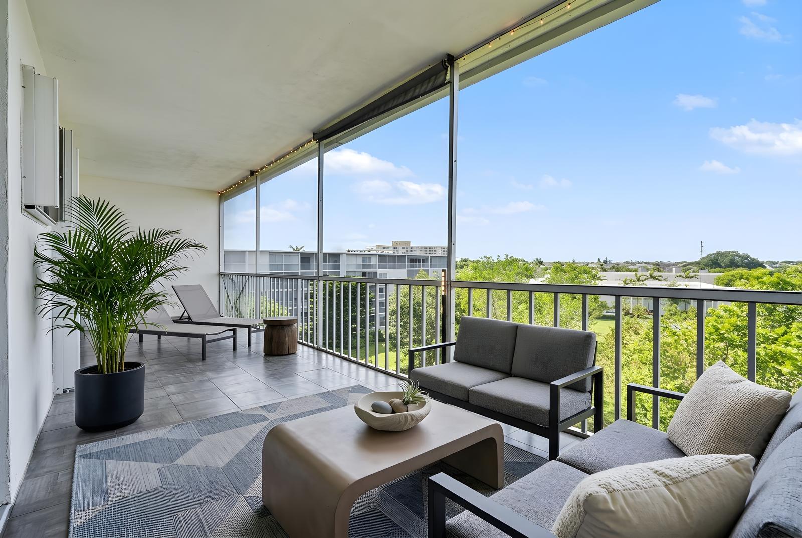 HILLCREST COUNTRY CLUB NO 16 - Residential