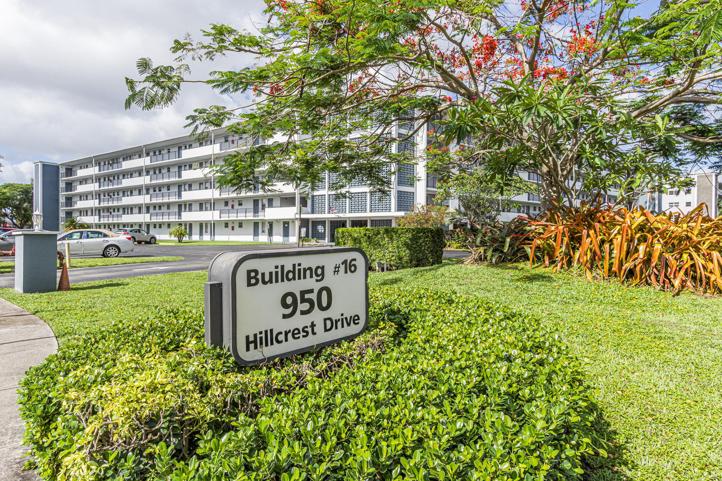 HILLCREST COUNTRY CLUB NO 16 - Residential