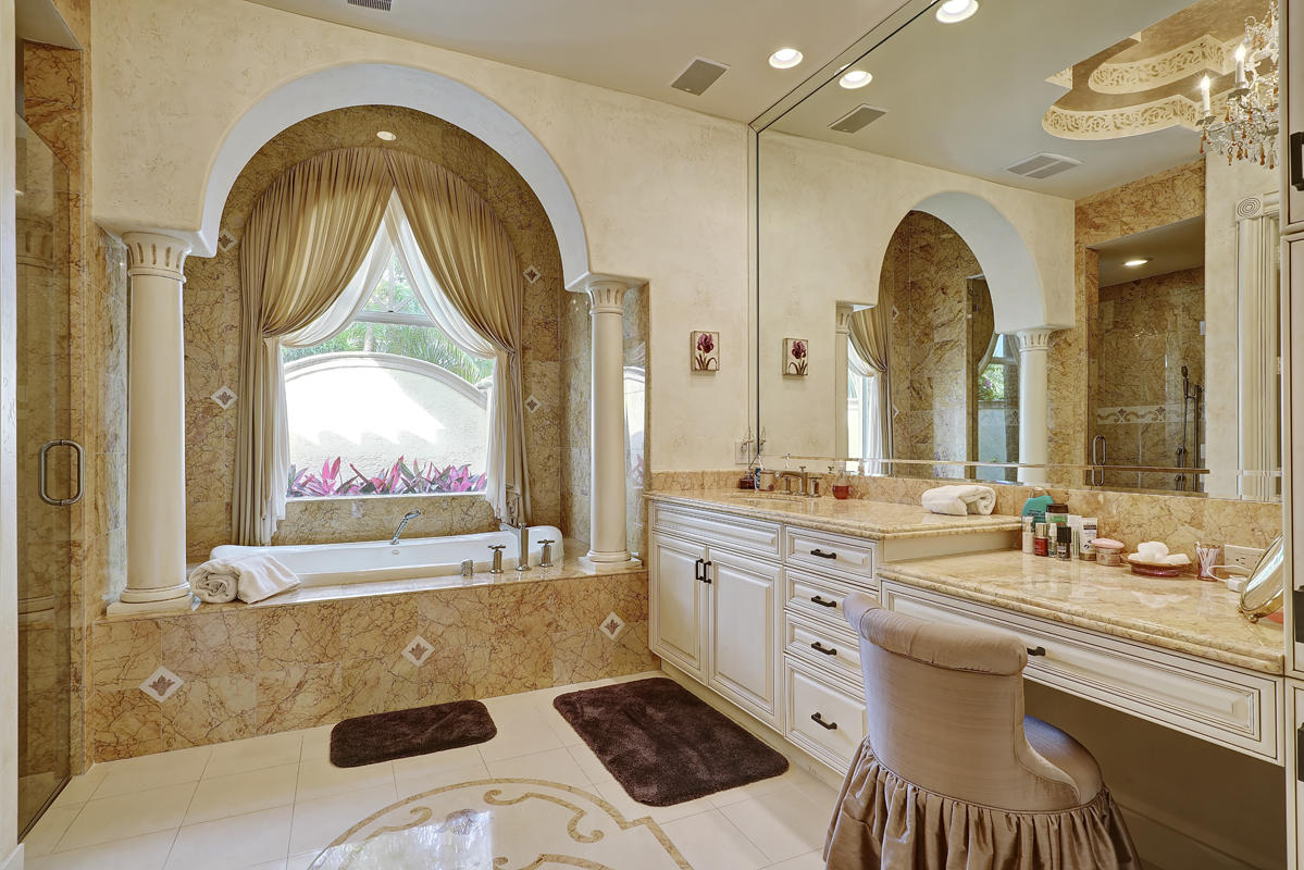ROYAL PALM YACHT & COUNTRY CLUB - Residential
