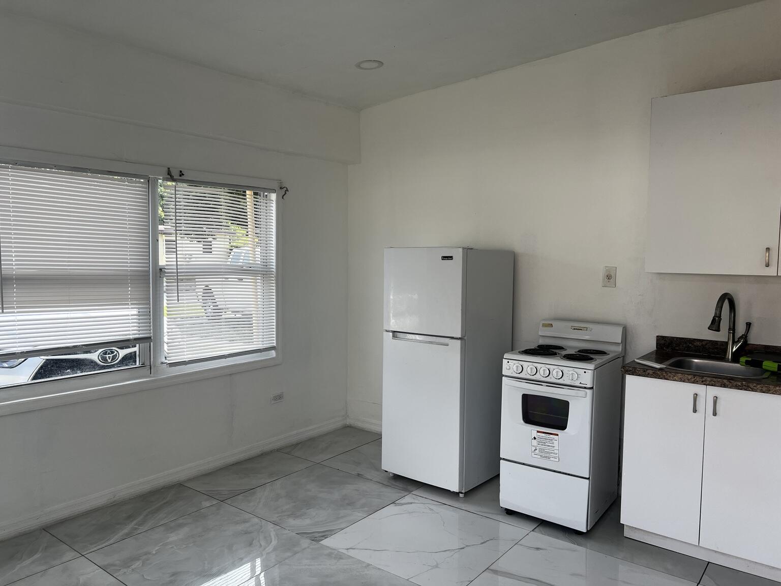 LAUDERDALE MANORS ADD - Residential Lease