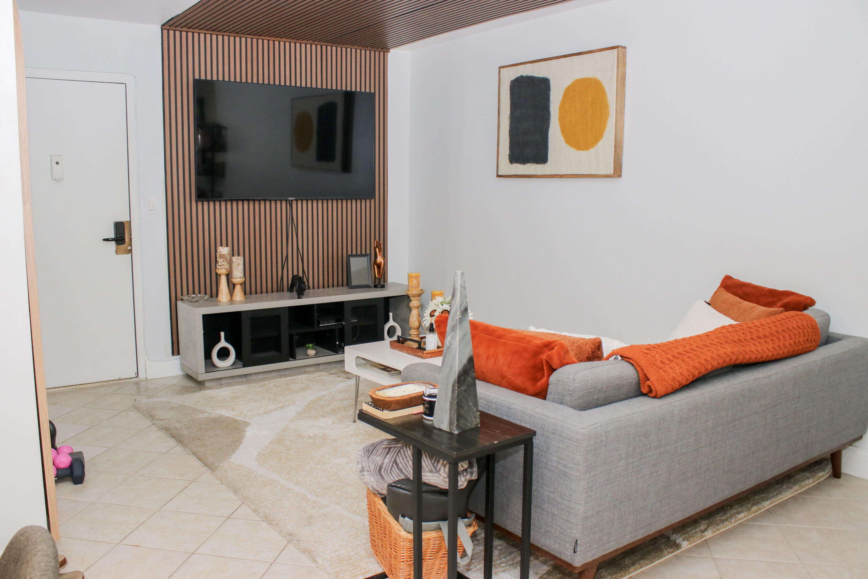 A beautiful modern one-bedroom apartment at Sunny Beach, Plaza of the Americas, featuring an open layout and abundant natural light. Move-in ready, the building offers resort-style amenities including a gym, sauna, pool, spa, and a private event space for gatherings. Enjoy ample parking and an unbeatable location just a one-minute walk to the beach, close to shopping, dining, and entertainment.