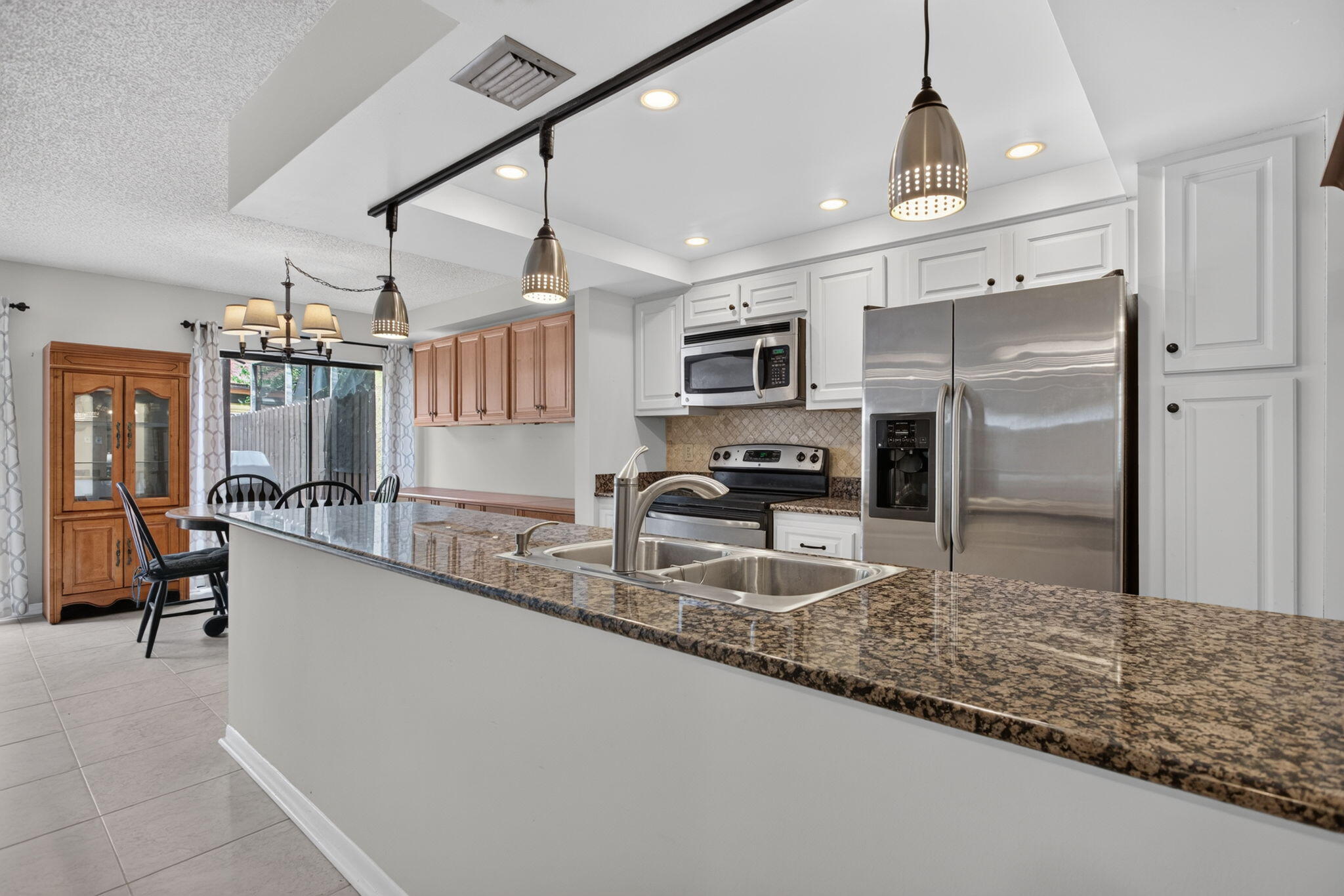 VILLAS OF PLANTATION - Residential