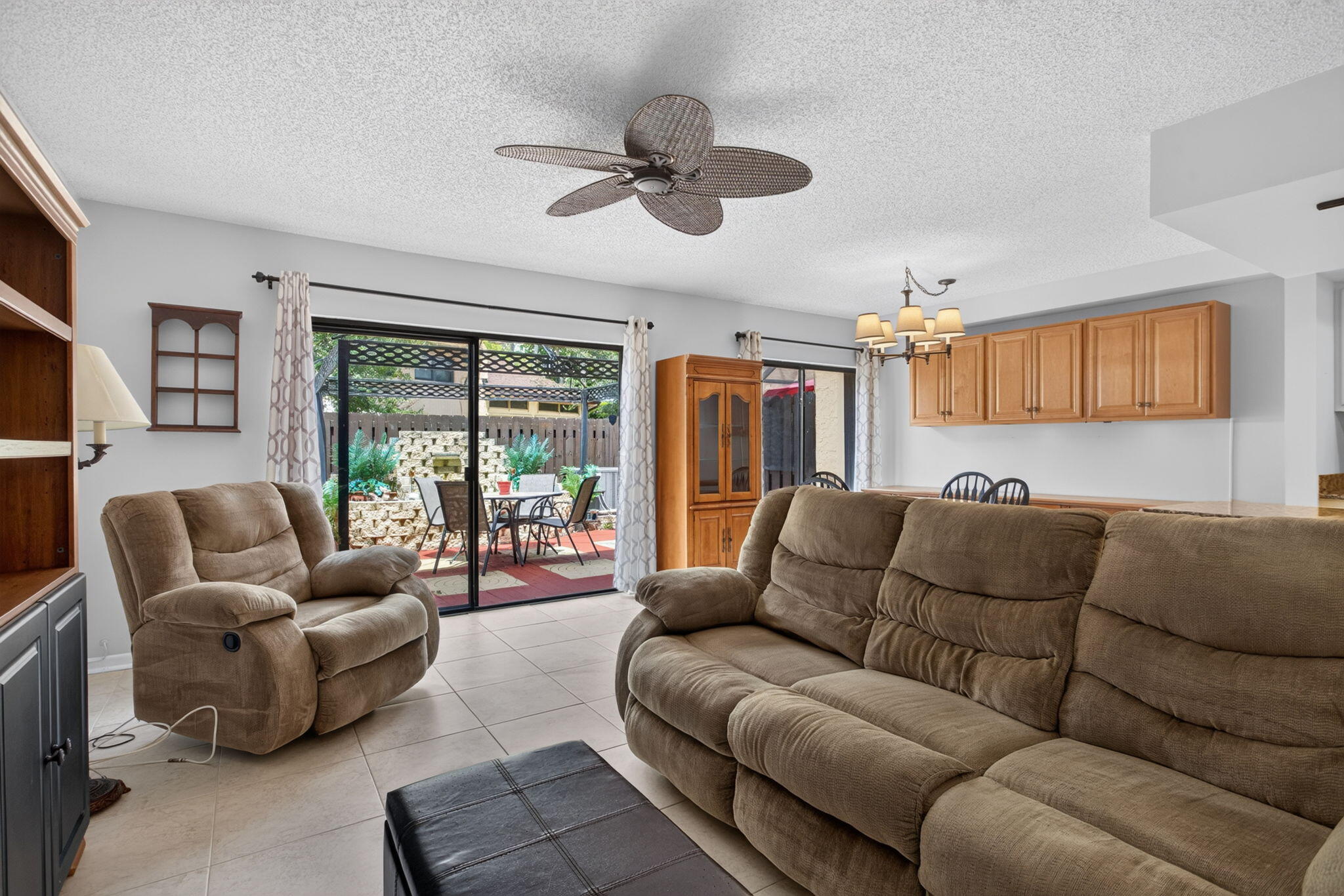 VILLAS OF PLANTATION - Residential