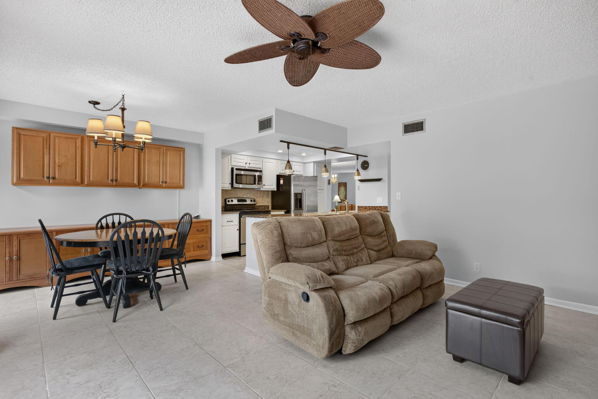 VILLAS OF PLANTATION - Residential