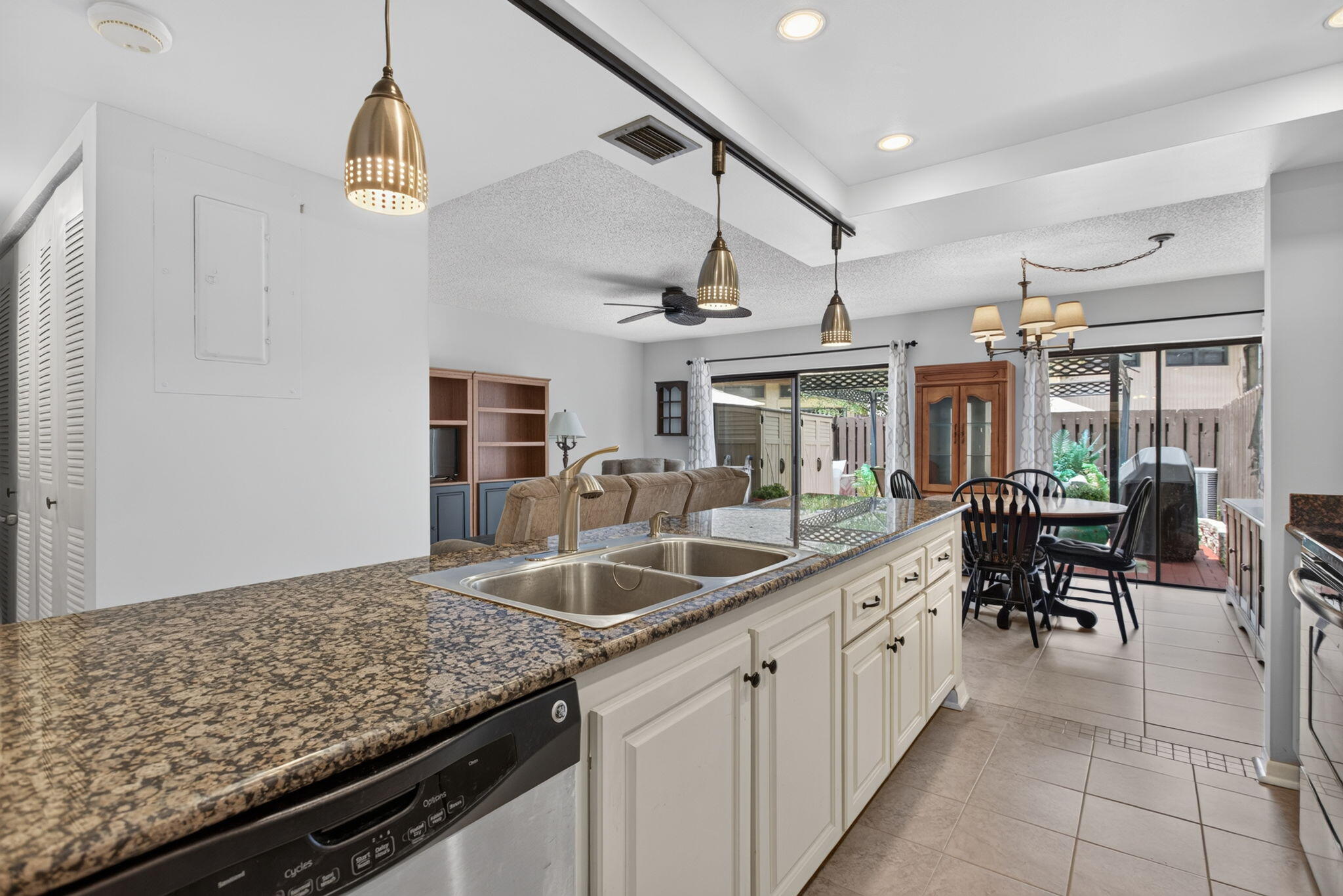 VILLAS OF PLANTATION - Residential