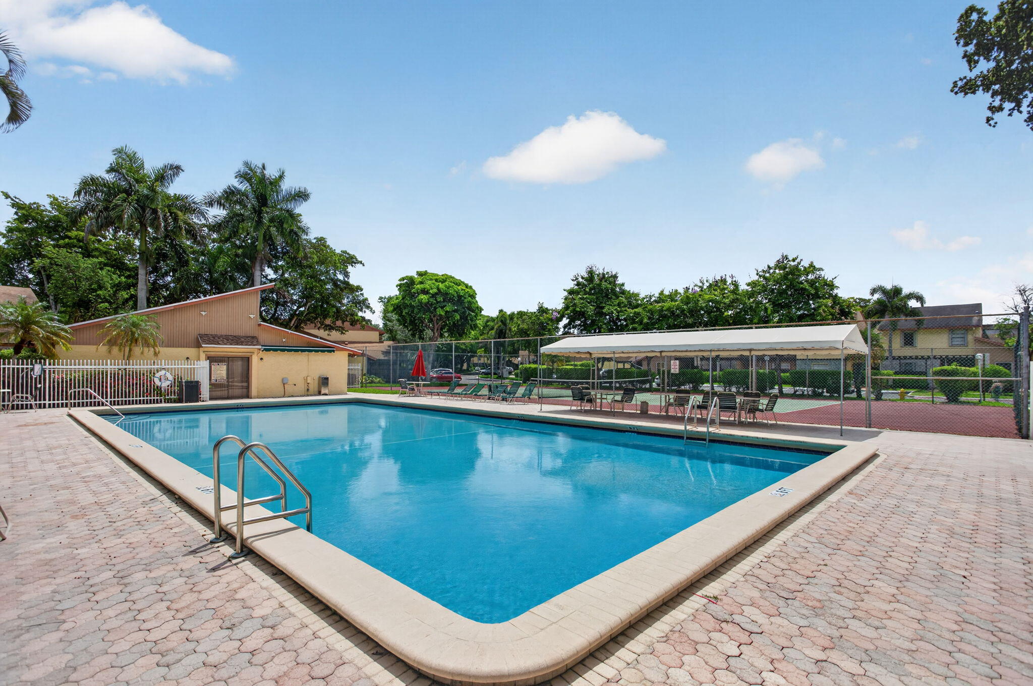 VILLAS OF PLANTATION - Residential