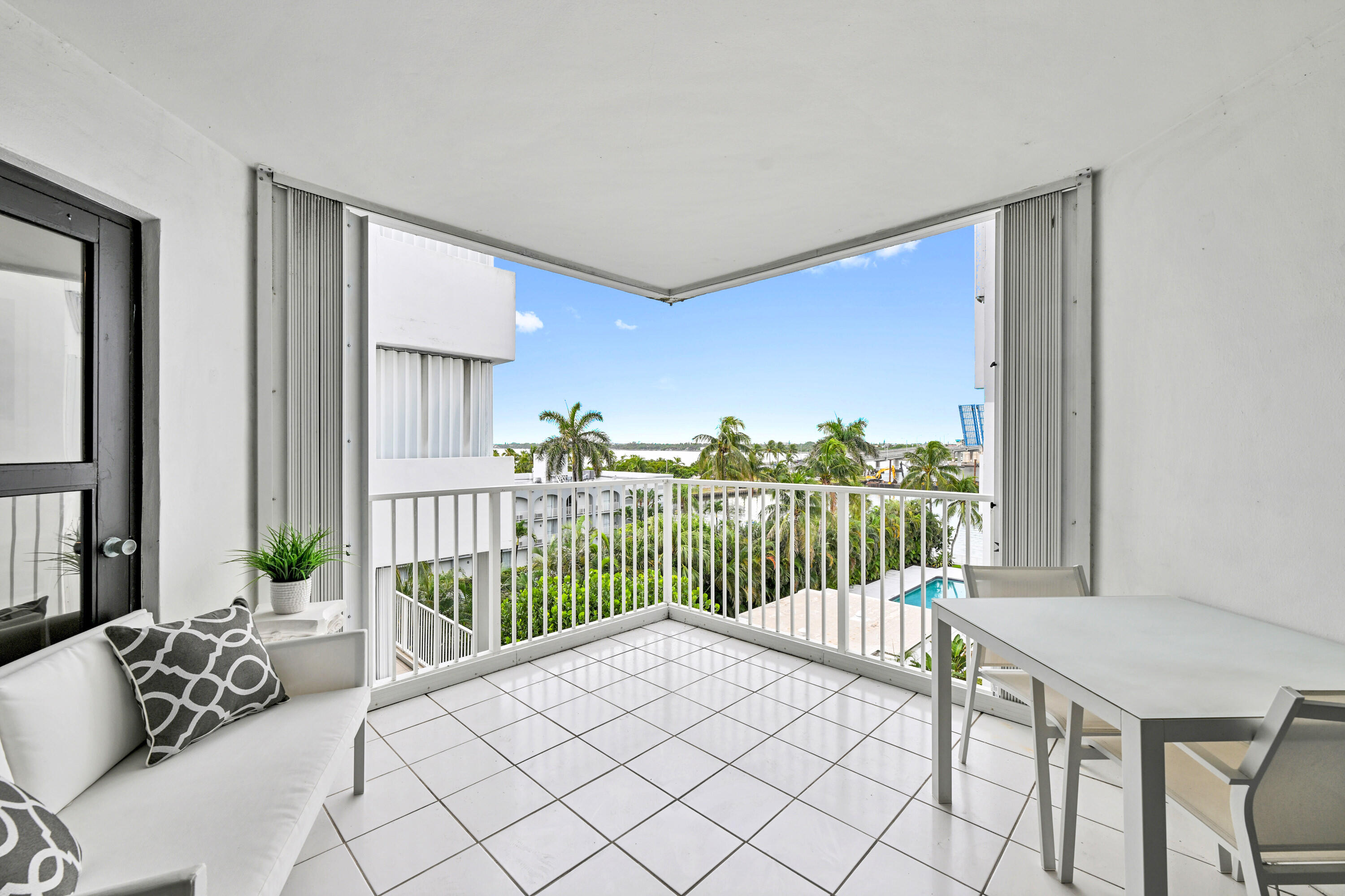 LA PALMA CONDO - Residential