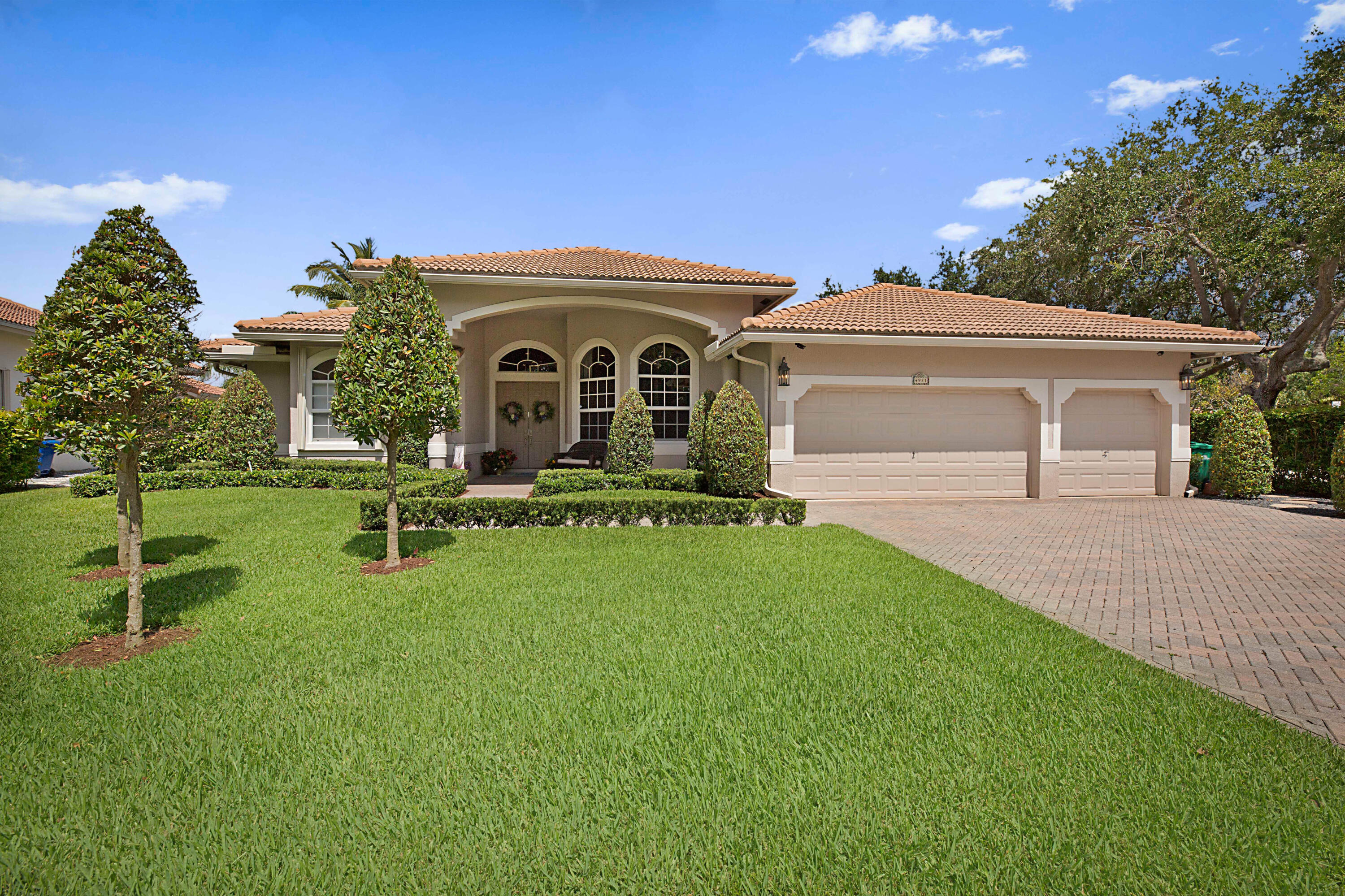Welcome to this stunning updated single-story home in the prestigious Kensington community of Coral Springs located on a prime corner lot w/water view and saltwater pool.  Modern gourmet kitchen featuring a large center island, custom built-in pantry and upscale Jenn-Air appliances.  Gorgeous engineered hardwood floors flow through the main living areas with tile in all baths.  Family Room has a custom-built entertainment center, lighted wall panel and wet bar.  The primary suite is a true retreat boasting a Jacuzzi tub, 2 walk-in closets, private access to the pool, and its own AC.  Oversized guest suite with walk-in closet is perfect for guests or in-laws. Whole house water filter system, security alarm, cameras and Ring doorbell.  The open floor plan is perfect for Florida living. This is the one you've been waiting for, great location close to A rated schools, shopping, dining and entertainment.